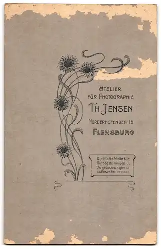 Fotografie Th. Jensen, Flensburg, Norderhofenden 15, Grosseltern mit ihrem Enkelsohn im Atelier, Mutterglück