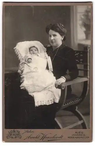 Fotografie Arnold Hirnschrodt, Ried, Portrait junge Mutter im Samtkleid mit neugeborenem Kind im Arm, Mutterglück