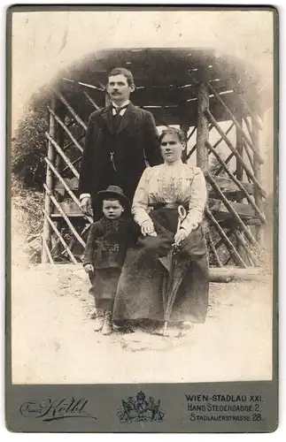 Fotografie Franz Kölbl, Wien, Hans Stegergasse 2, junge Eltern mit ihrem Kinde vor einen Holzpavillon