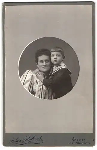 Fotografie Atelier Rubens, Wien, Renngasse 14, Portrait Mutter mit ihrem Sohn im Matrosenanzug, Mutterglück
