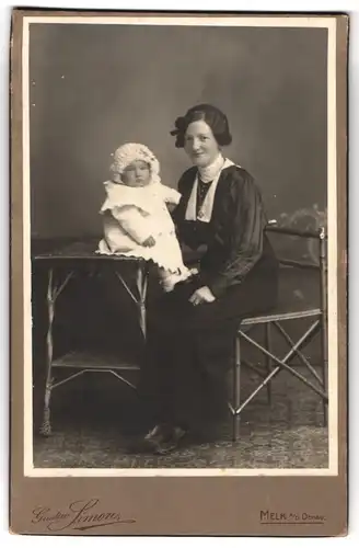 Fotografie Gustav Simon, Melk a. d. Donau, Bahnhofstr., Portrait junge Mutter mit kleiner Tochter, Mutterglück