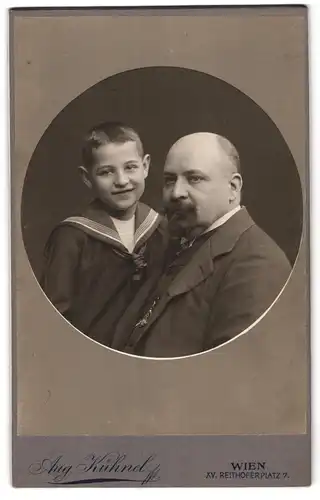 Fotografie Aug. Kühnel, Wien, Reithoferplatz 7, Vater im Anzug mit seinem Sohn im Matrosenanzug