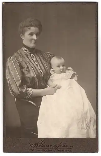 Fotografie Köhnen und Sohn, Hamburg, Gr. Bleichen 46, Mutter mit ihrem Töchterlein Hertha auf dem Schoss, 1907