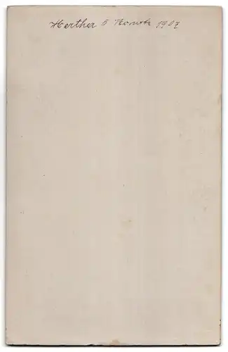 Fotografie Köhnen und Sohn, Hamburg, Gr. Bleichen 46, Mutter mit ihrem Töchterlein Hertha auf dem Schoss, 1907