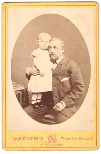 Fotografie H. Steinberg, St. Petersburg, Wassil. Ostr. 11, russischer Vater mit seiner Tochter Katherine Hellen, 1879