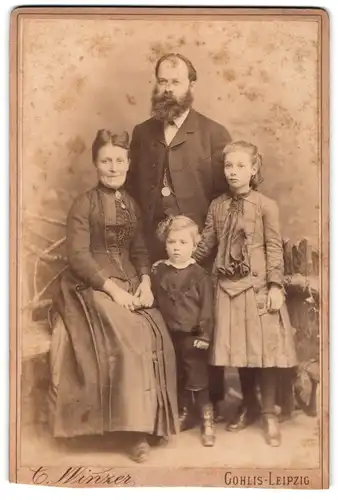 Fotografie C. Winzer, Gohlis, Leipzigerstr. 7, Portrait Eltern mit zwei Kindern im Atelier, Mutterglück