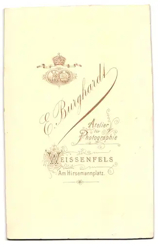 Fotografie E. Burghardt, Weissenfels, am Hirsemannplatz, drei Generationen, Grossmutter, Mutter und Enkeltochter