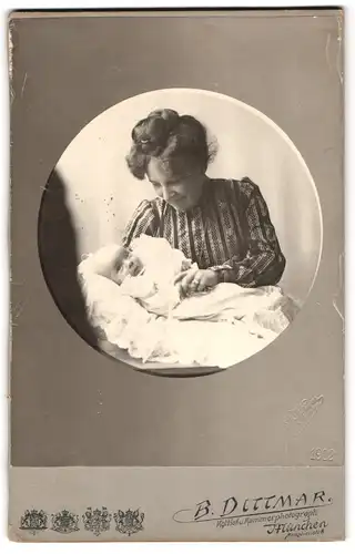 Fotografie B. Dittmar, München, Amalienstr. 8, Portrait Mutter mit ihrem Neugeborenen im Atelier, Mutterglück