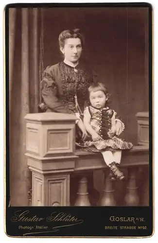 Fotografie Gustav Schlüter, Goslar a. H., Breite Str. 92, Mutter im Biedermeierkleid mit Tochter auf der Brüstung