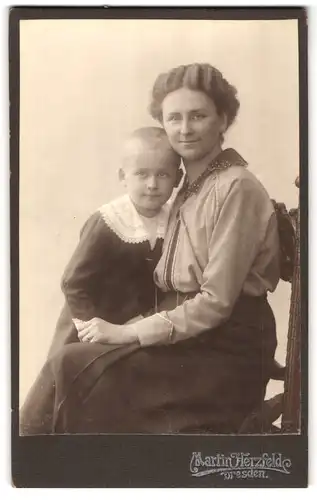 Fotografie Martin Herzfeld, Dresden, stolze Mutter mit ihrem blonden Sohn, Mutterglück