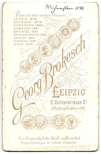 Fotografie Georg Brokesch, Leipzig, Zeitzerstr. 2, Mutter mit ihren beiden Töchtern zu Weihnachten 1893 im Atelier