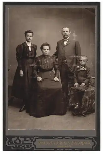 Fotografie Richard Jähnig, Dresden, Marienstr. 12, Mutter und Vater mit Tochter und Sohn im Atelier, Mutterglück