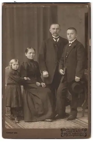 Fotografie Louis Penzel, Görlitz, Schützenstr. 3, Grosseltern mit ihren Enkelkindern im Atelier, Mutterglück
