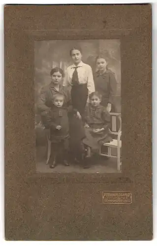 Fotografie M. Schmidt, Bad Schandau, Poststr. 31, Mutter mit ihren Töchtern im Atelier, Mutterglück