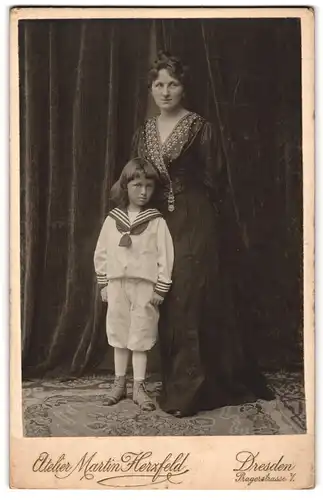 Fotografie Martin Herzfeld, Dresden, Pragerstr. 7, Portrait Marianne Sergler mit ihrem Sohn Gert im Matrosenanzug 1906