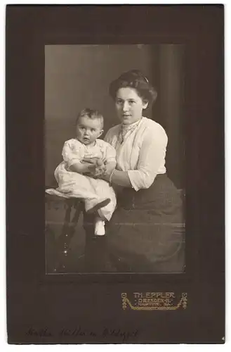 Fotografie Th. Eppler, Dresden, Hauptstr. 24, Portrait Mutter Martha Müller mit ihrer Tochter Hildegart, Mutterglück