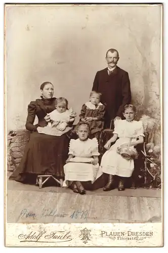 Fotografie Adolf Taube, Plauen, Elisenstr. 2, Mutter und Vater mit vier Kindern im Atelier, Mutterglück, 1899