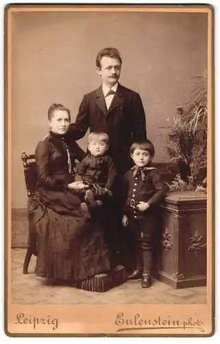 Fotografie Eulenstein. Leipzig, Portrait Eltern mit ihren beiden Söhnen posieren im Atelier, Mutterglück