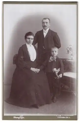 Fotografie Fr. Brüggemann, Leipzig, Eisenbahnstr. 1, Mutter und Vater mit ihrem Sohn samt Spielzeug Pferd