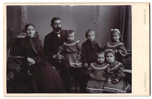 Fotografie L. Hansen, Kappeln, Mutter und Vater mit fünf Kindern in Biedermeierkleidern, Mutterglück
