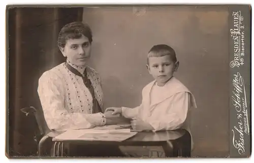 Fotografie Fischer & Schiffter, Dresden, Bienertstr. 3, Mutter im Spitzenkleid mit ihrem Sohn im Atelier, Mutterglück