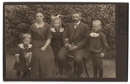 Fotografie Atelier Laaser, Hamburg, Mühlenkamp 34a, Mutter und Vater mit drei Kindern im Garten, Mutterglück