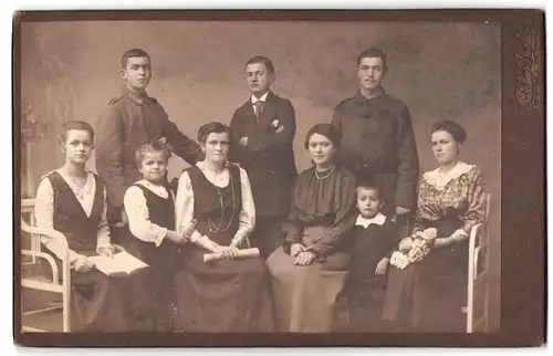 Fotografie Atelier Apollo, Dresden, Bautznerstr. 75, Mutter und Vater als Soldat mit ihren sieben Kindern, Mutterglück