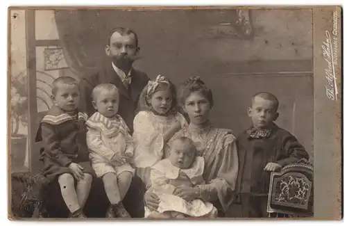 Fotografie Th. Alfred Hahn, Chemnitz, Brückenstr. 5, Portrait Eltern mit fünf Kindern im Atelier, Mutterglück