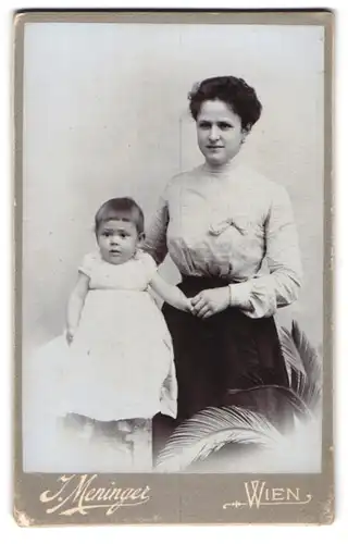 Fotografie J. Meninger, Wien, Mutter mit ihrem1 Jährigen Sohn Ottir im Atelier, Mutterglück
