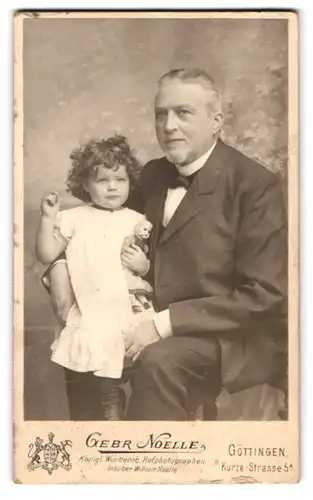 Fotografie Gebr. Noelle, Göttingen, Kurze Str. 5a, Vater mit seiner Tochter im Kleidchen und Locken im Atelier