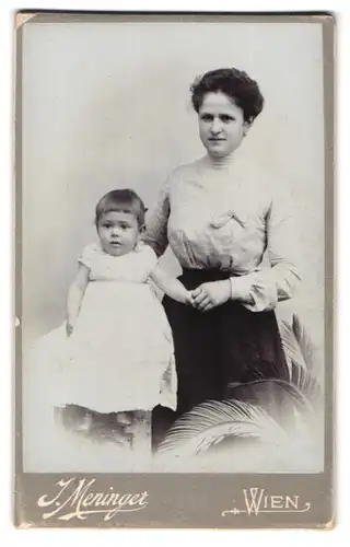 Fotografie J. Meringer, Wien, Portrait Mutter mit ihrem 9 Monate altem Sohn Otti im Atelier, Mutterglück