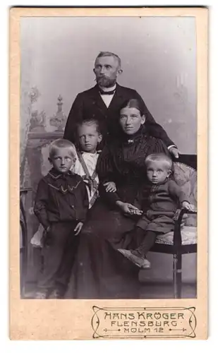 Fotografie Hans Kröger, Flensburg, Holm 12, Mutter und Vater mit ihren drei Kindern im Atelier, Mutterglück
