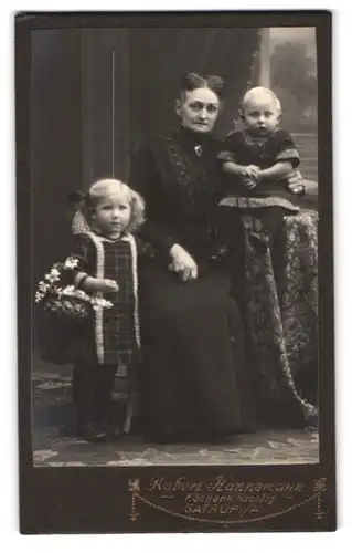 Fotografie Robert Hannemann, Satrup i. A., Portrait Grossmutter mit ihren Enkelkindern im Atelier