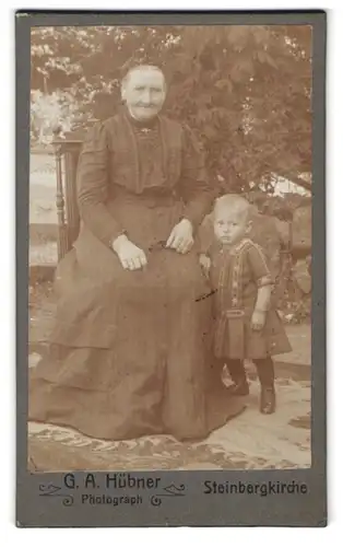 Fotografie G. A. Hübner, Steinbergkirche, Portrait Grossmutter im Biedermeierkleid mit kleinem Enkelkind im Garten