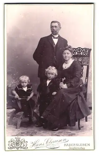 Fotografie Hans Clausen, Hadersleben, Jungfernstieg, Mutter und Vater mit zwei Kindern im Atelier, Mutterglück