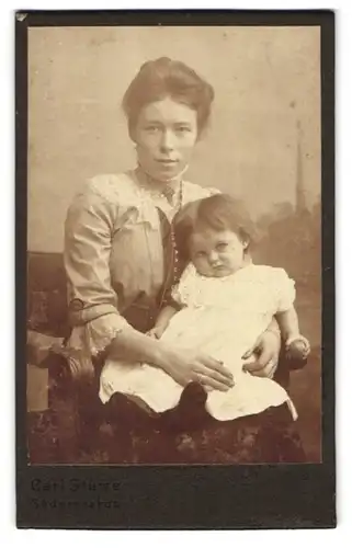 Fotografie Carl Stüwe, Süderbrarup, Portrait junge Mutter mit ihrer Tochter im Atelier, Mutterglück