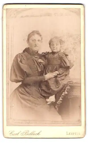 Fotografie Carl Bellach, Leipzig, Portrait Mutter mit ihrer niedlichen Tochter auf dem Arm