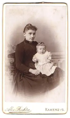 Fotografie Alex. Richter, Kamenz i. S., Portrait junge Mutter mit ihrem Kind auf dem Schoss, Mutterglück