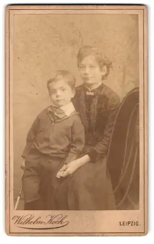 Fotografie Wilhelm Koch, Leipzig, junge Mutter im Biedermeierkleid mit ihrem Sohn im Atelier, Mutterglück