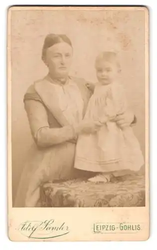 Fotografie Adolf Sander, Leipzig, Portrait Mutter mit ihren Tochter auf dem Tisch, Mutterglück