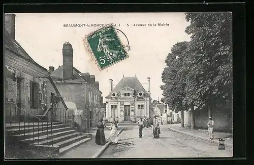 AK Beaumont-la-Ronce, Avenue de la Mairie