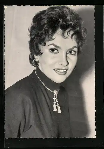 AK Schauspielerin Gina Lollobrigida mit hochgeschlossenem Pullover