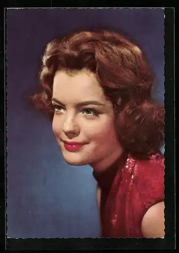 AK Schauspielerin Romy Schneider mit roten Lippen und Kleid