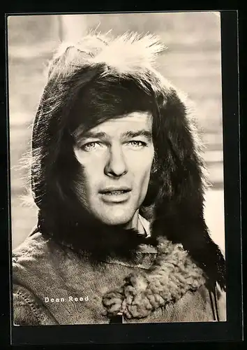 AK Schauspieler Dean Reed mit Pelzkapuze