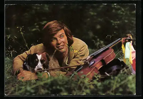 AK Schauspieler Dean Reed lieg mit Hund und Geige im Gras