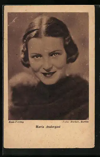 AK Schauspielerin Maria Andergast mit nettem Lächeln