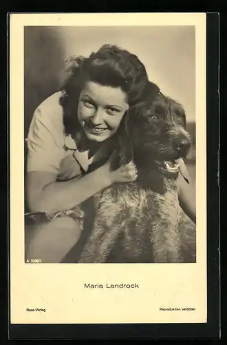 AK Schauspielerin Maria Landrock posiert mit einem Hund