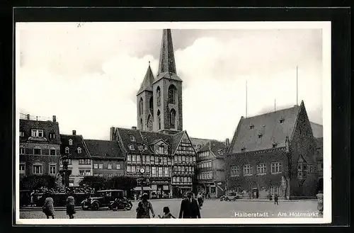 AK Halberstadt, Passanten am Holzmarkt