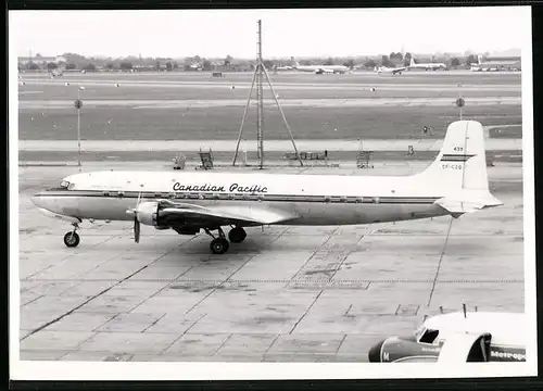 Fotografie Flugzeug Douglas DC-6, Passagierflugzeug der Canadian Pacific, Kennung CF-CZQ