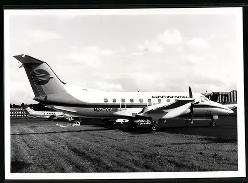 Fotografie Flugzeug Embraer, Passagierflugzeug der Continental Airlines, Kennung N24706